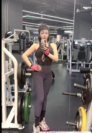 蜜桃臀兼职小姐姐