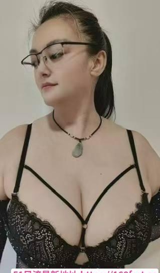 大胸大屁股骚熟女 2