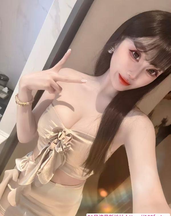 170丰满女模能舌吻 2