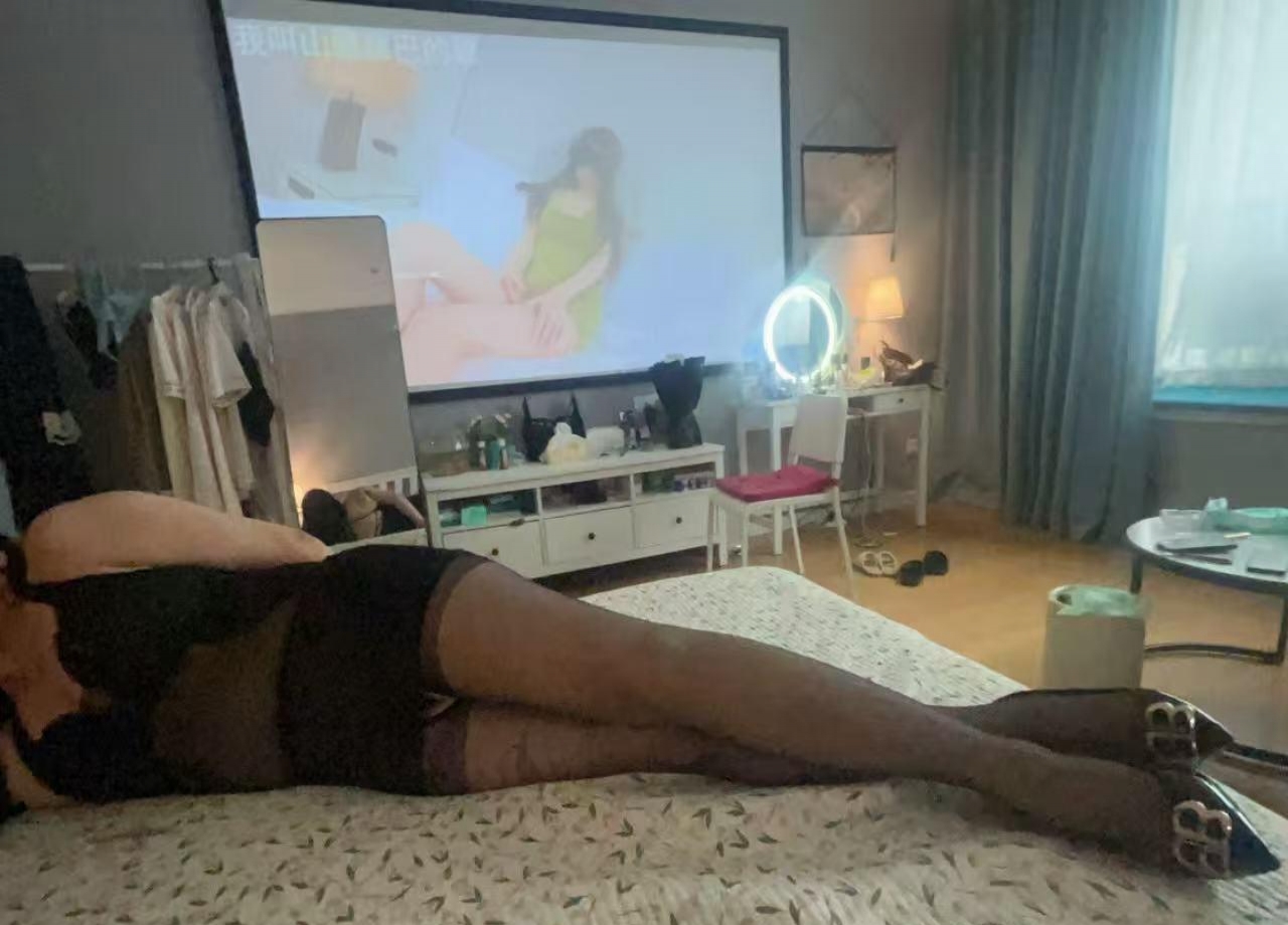 对着镜子操大长腿妹子 2