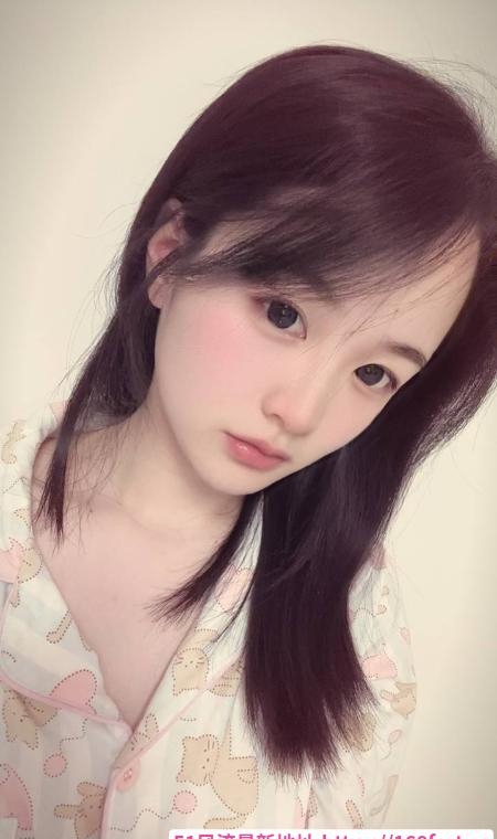 气质大胸嫩妹 3