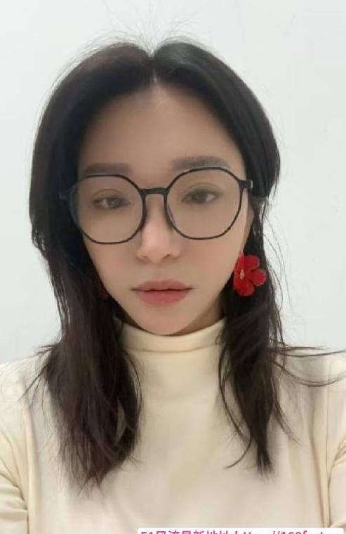 戴眼镜的大胸御姐 3