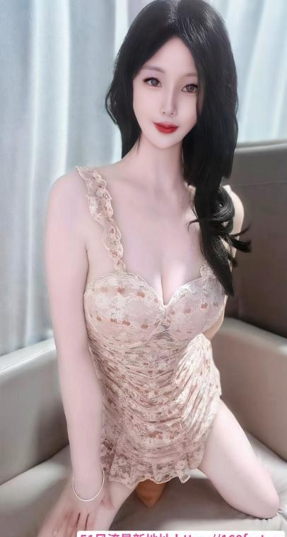 白皮翘臀骚朵朵 3