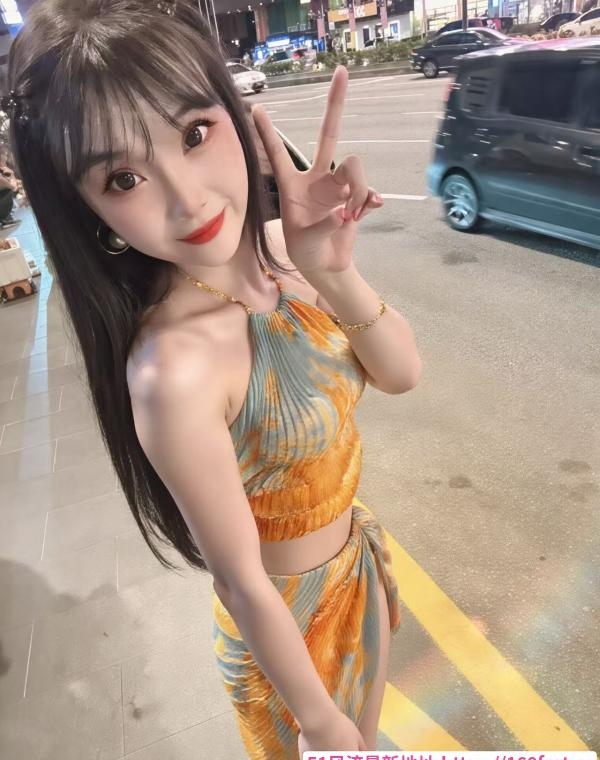 170丰满女模能舌吻 4