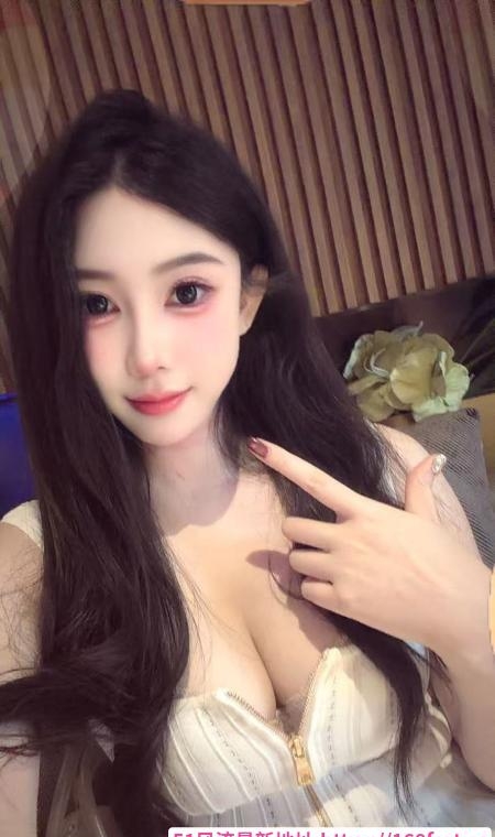 肤白貌美性感美乳老师 1