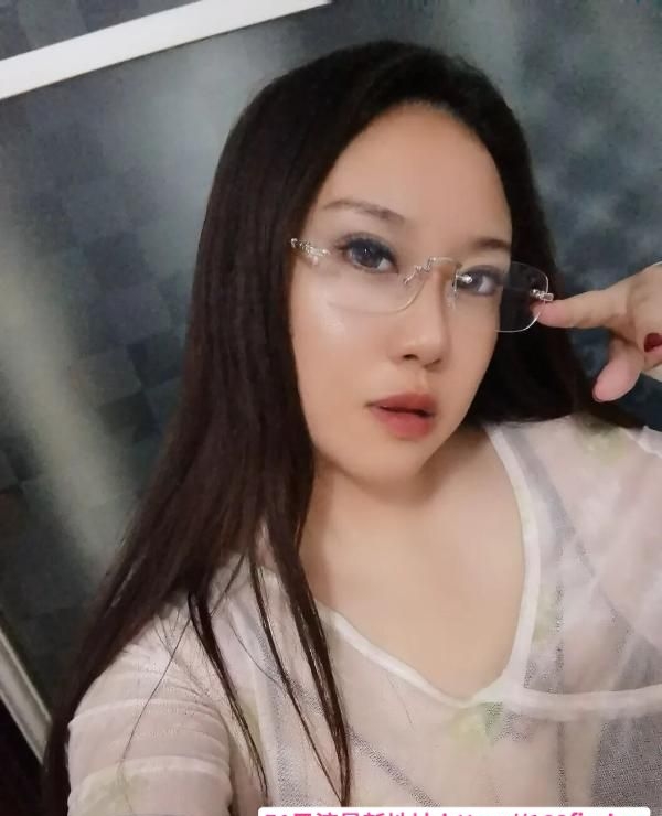 巨乳少妇莹莹 1