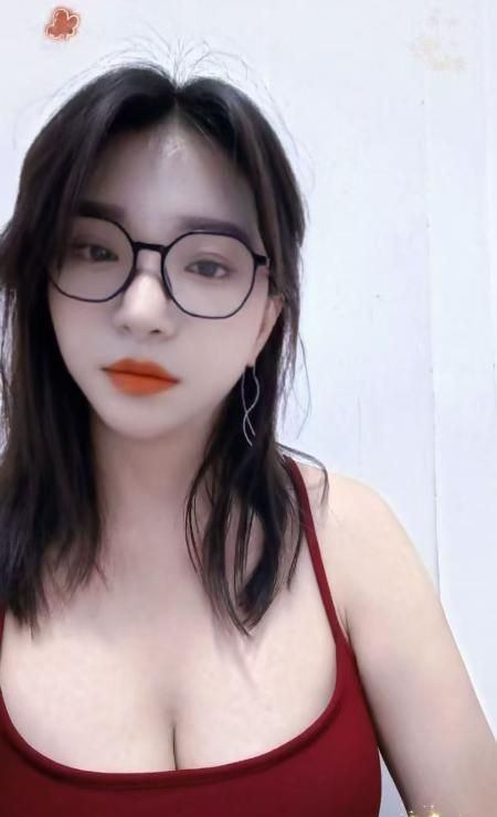 上城戴眼镜的大奶小画 2