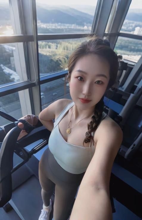 前凸后翘健身骚妇 2