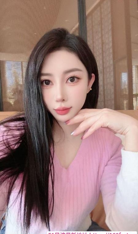 肤白貌美性感美乳老师 3