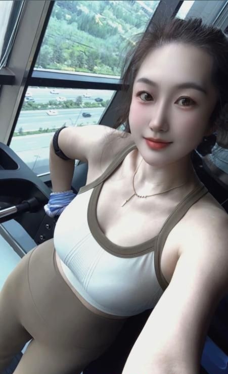 前凸后翘健身骚妇 3